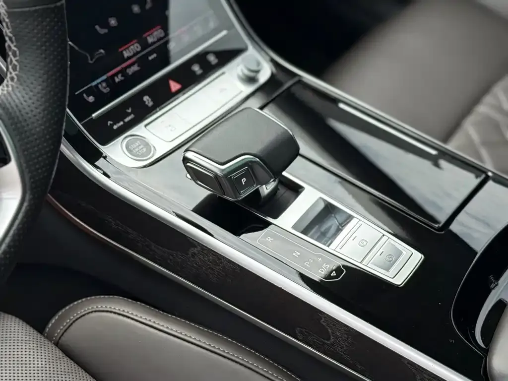 Audi A8 — фото 10