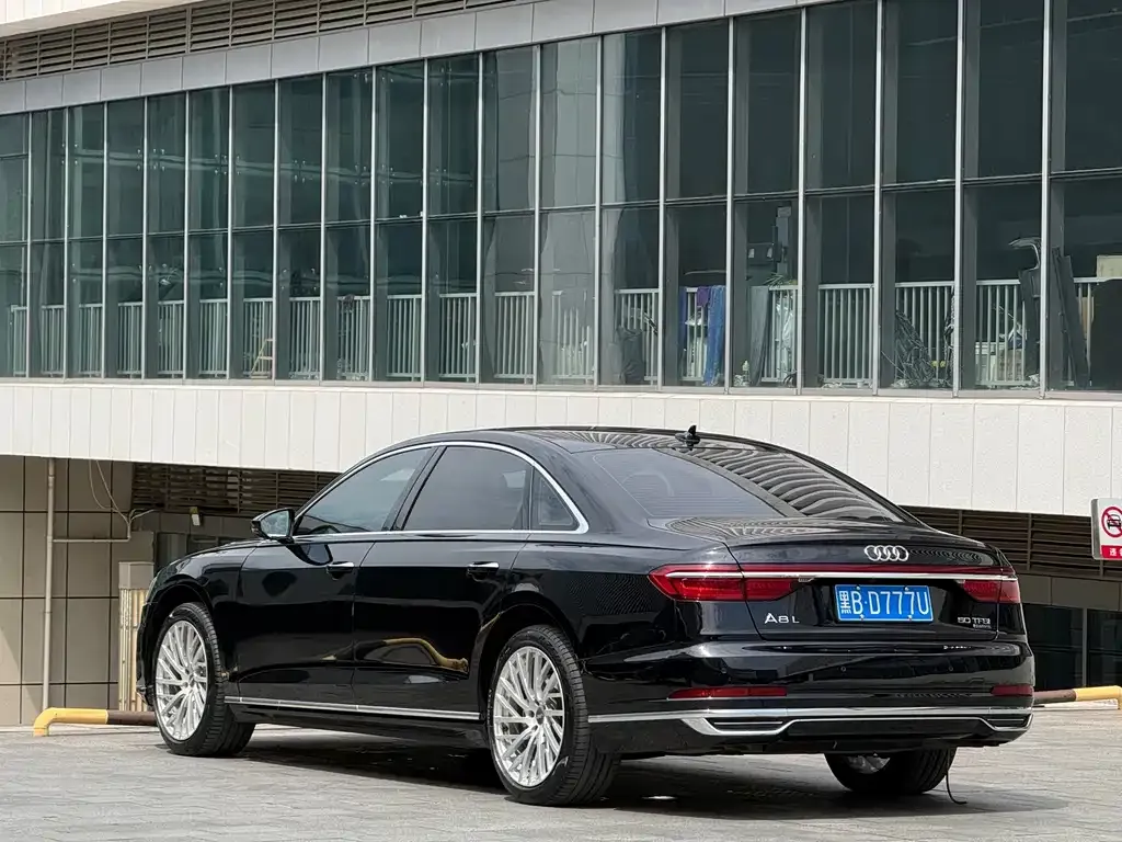 Audi A8 — фото 9