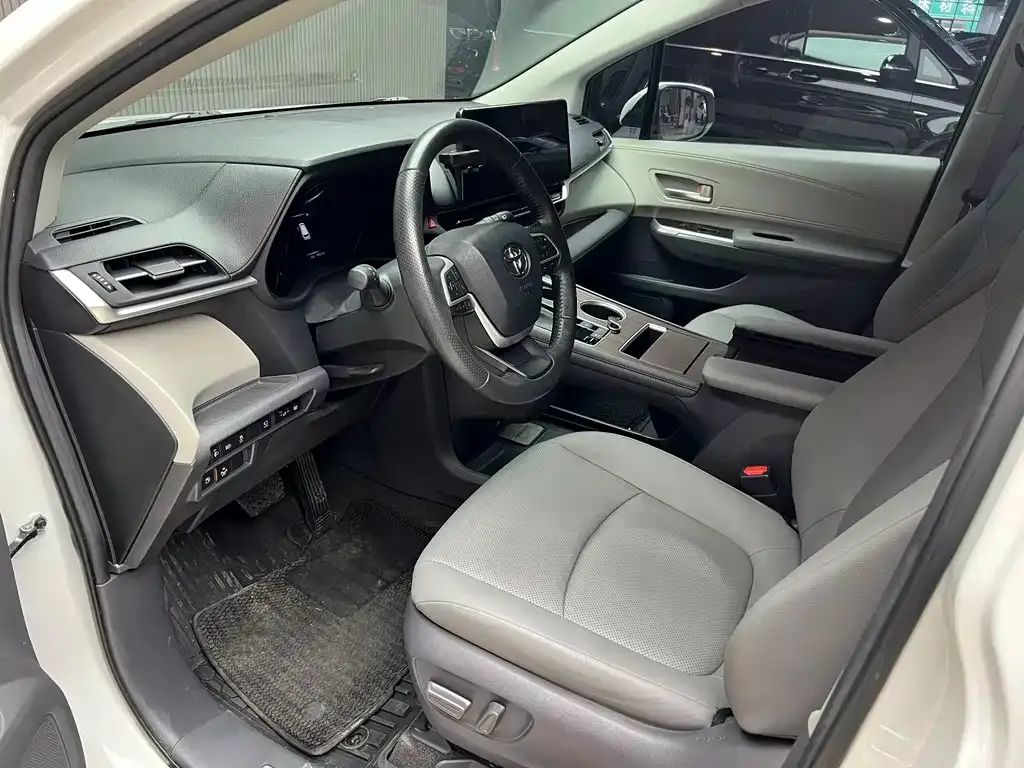 Toyota Granvia — фото 9