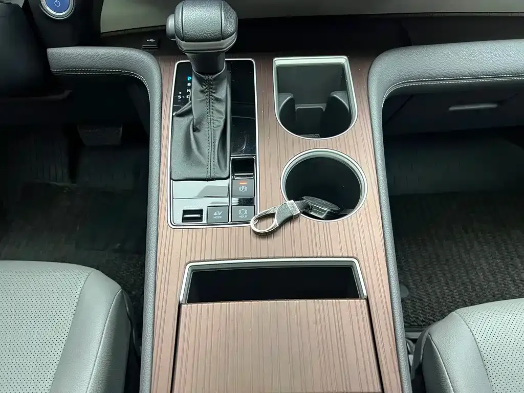 Toyota Granvia — фото 6