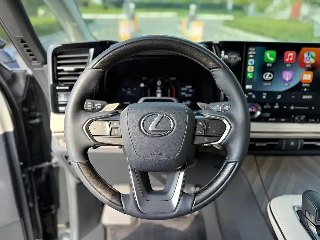 Lexus LM — фото 9