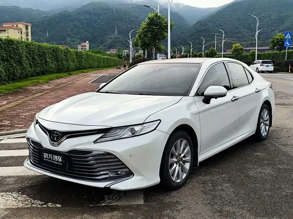 Toyota Camry — фото 1