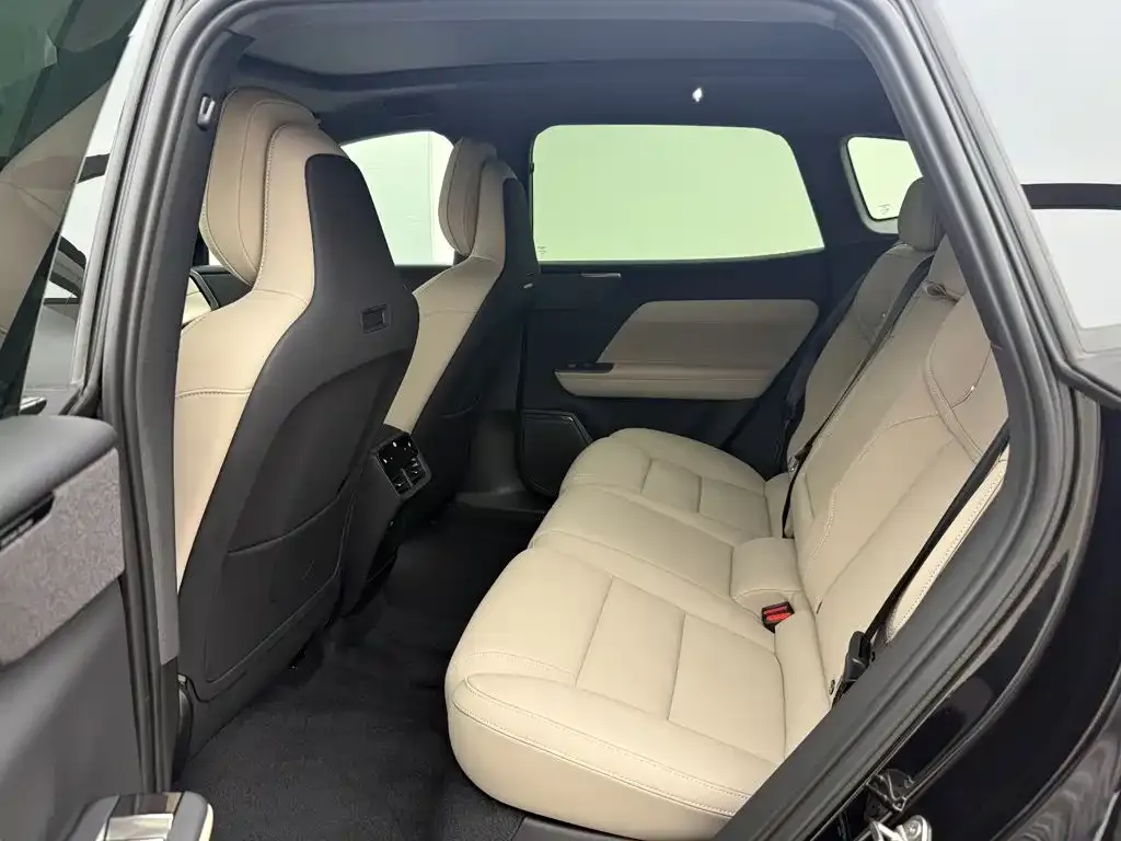 Volvo XC70 Plug-in Hybrid — фото 7