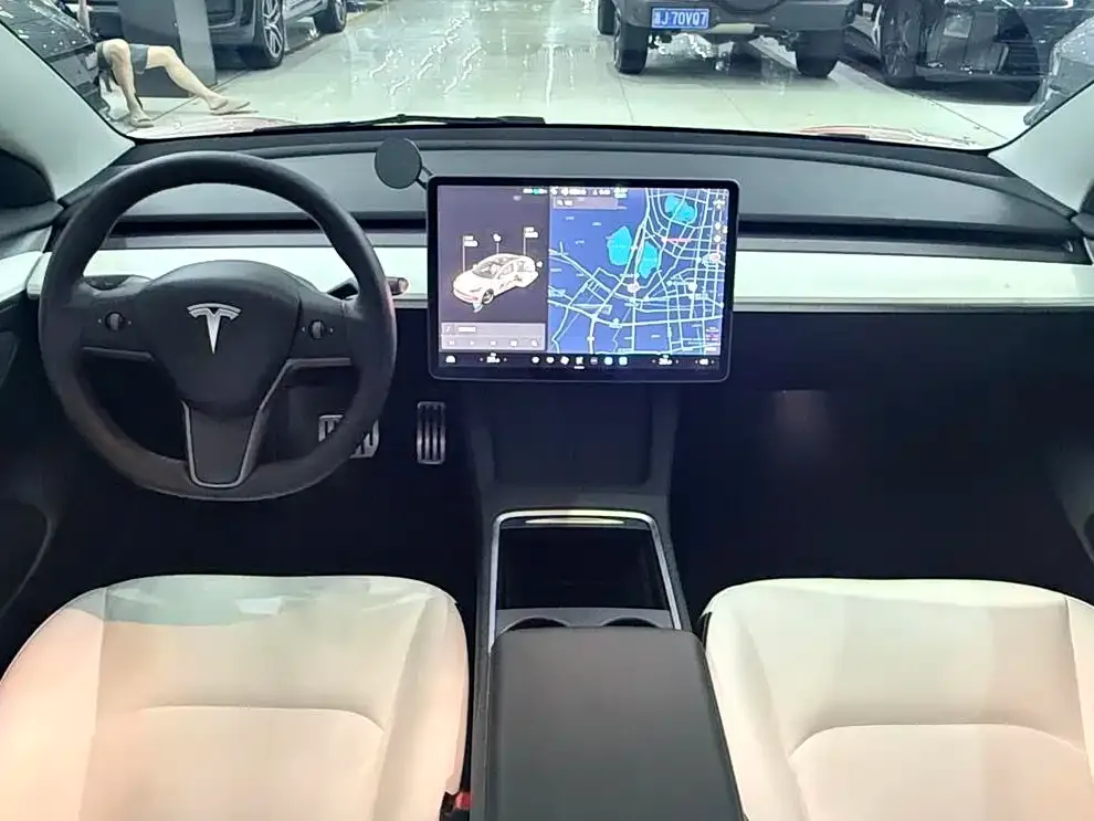 Tesla Model 3 — фото 7