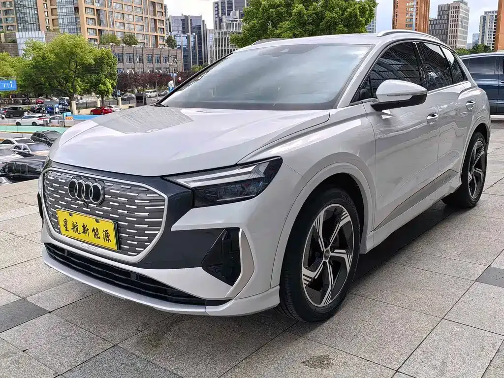 Audi Q4 e-tron — фото 1
