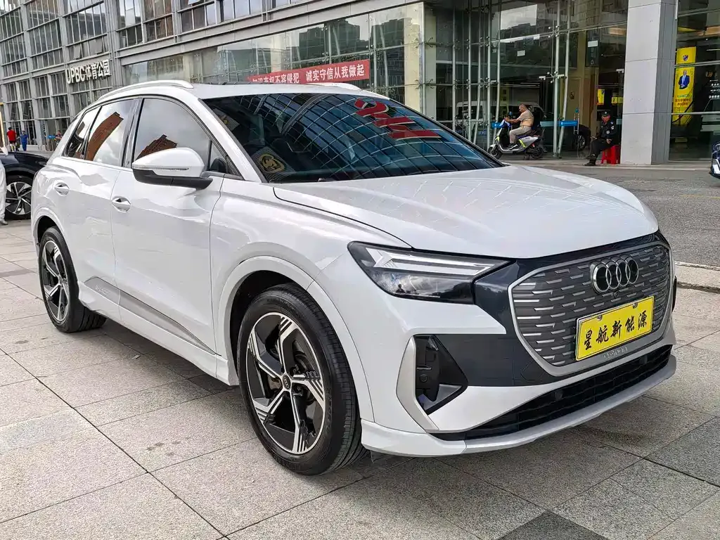 Audi Q4 e-tron — фото 2