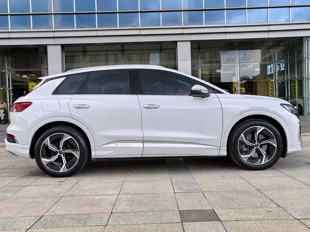 Audi Q4 e-tron — фото 8