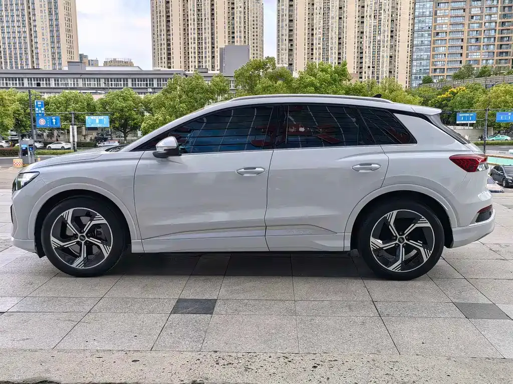 Audi Q4 e-tron — фото 3