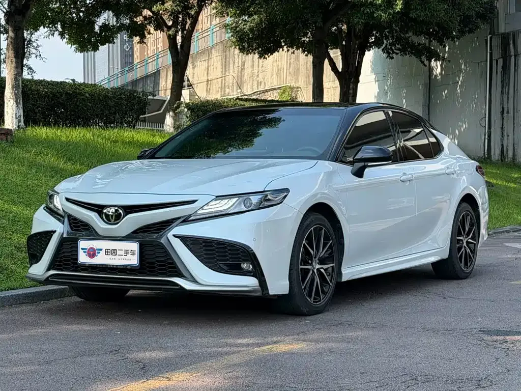 Toyota Camry — фото 1