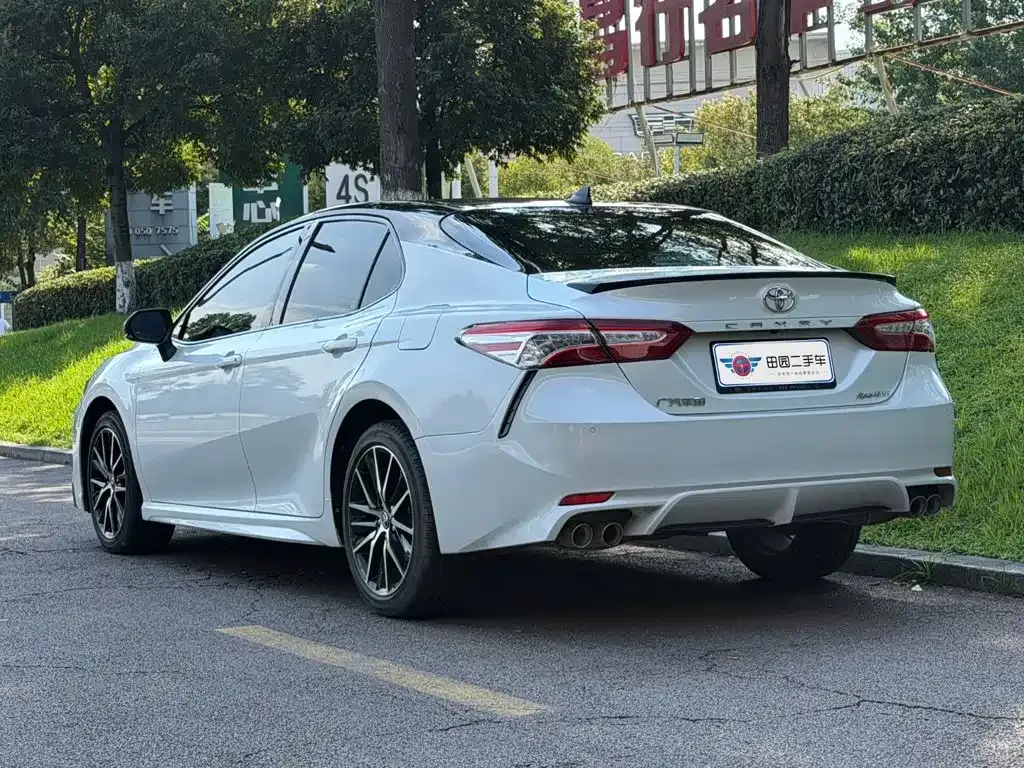 Toyota Camry — фото 10