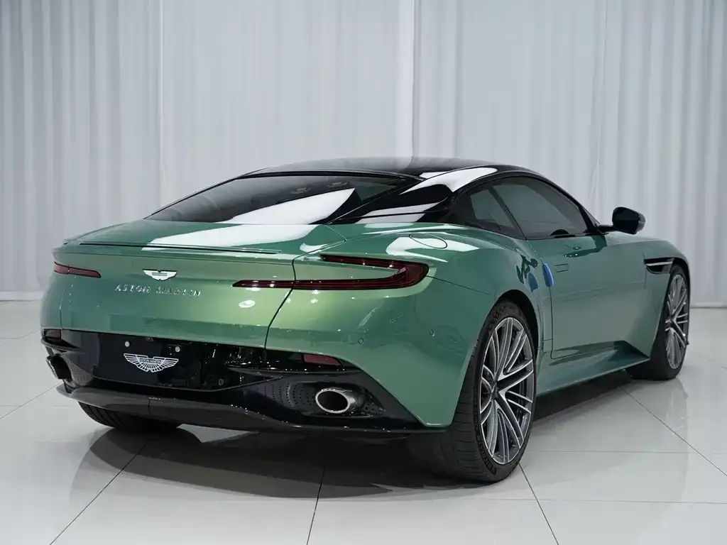 Aston Martin DB12 — фото 4