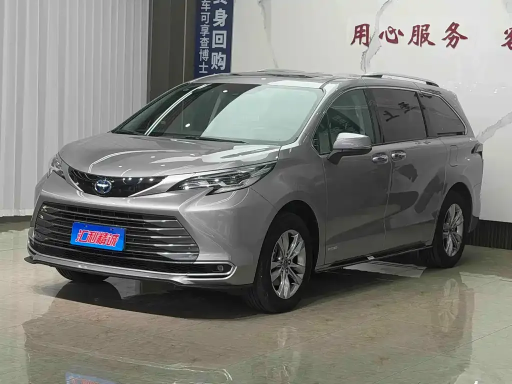 Toyota Sienna — фото 1