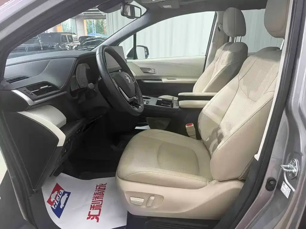 Toyota Sienna — фото 4