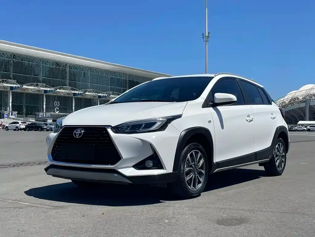 Toyota Yaris L — фото 1