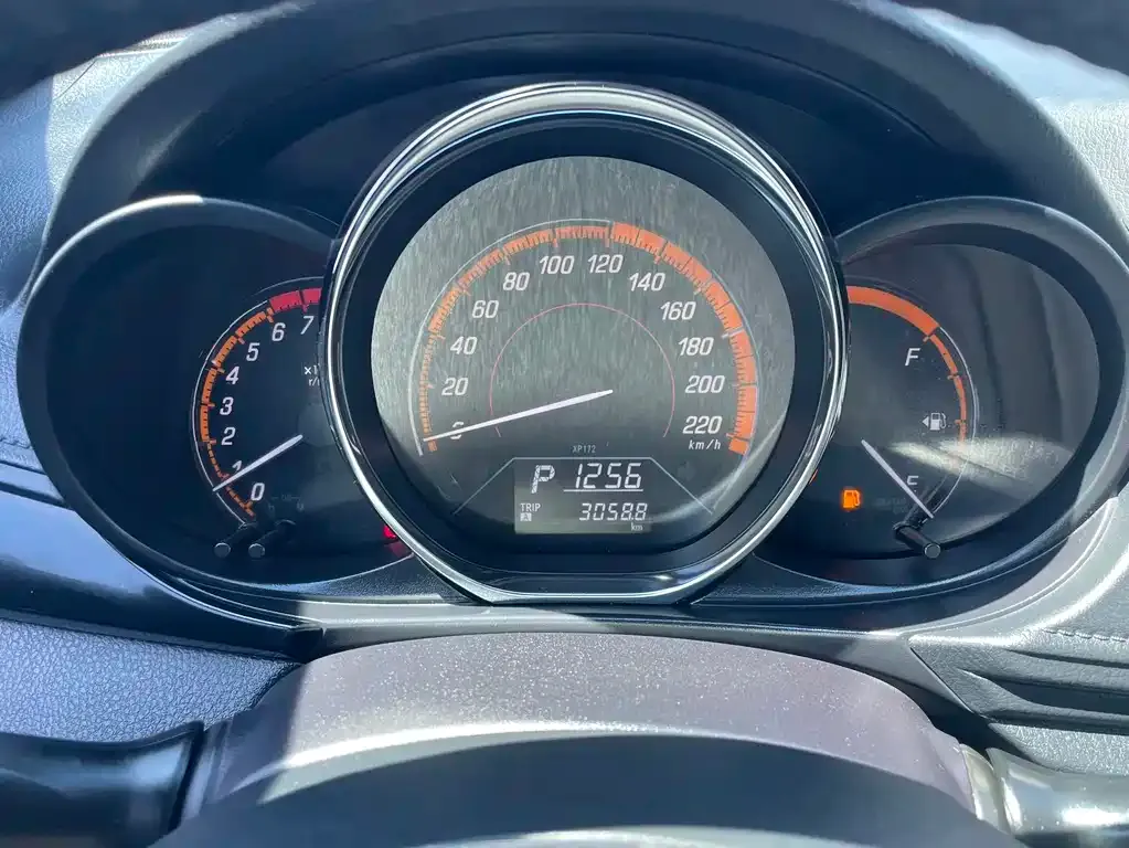 Toyota Yaris L — фото 4