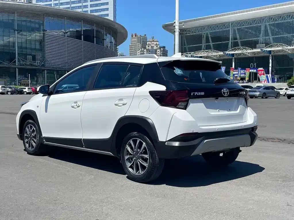 Toyota Yaris L — фото 2