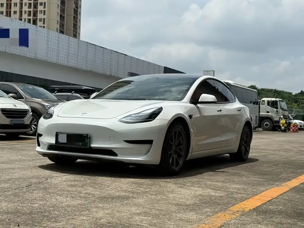 Tesla Model 3 — фото 1