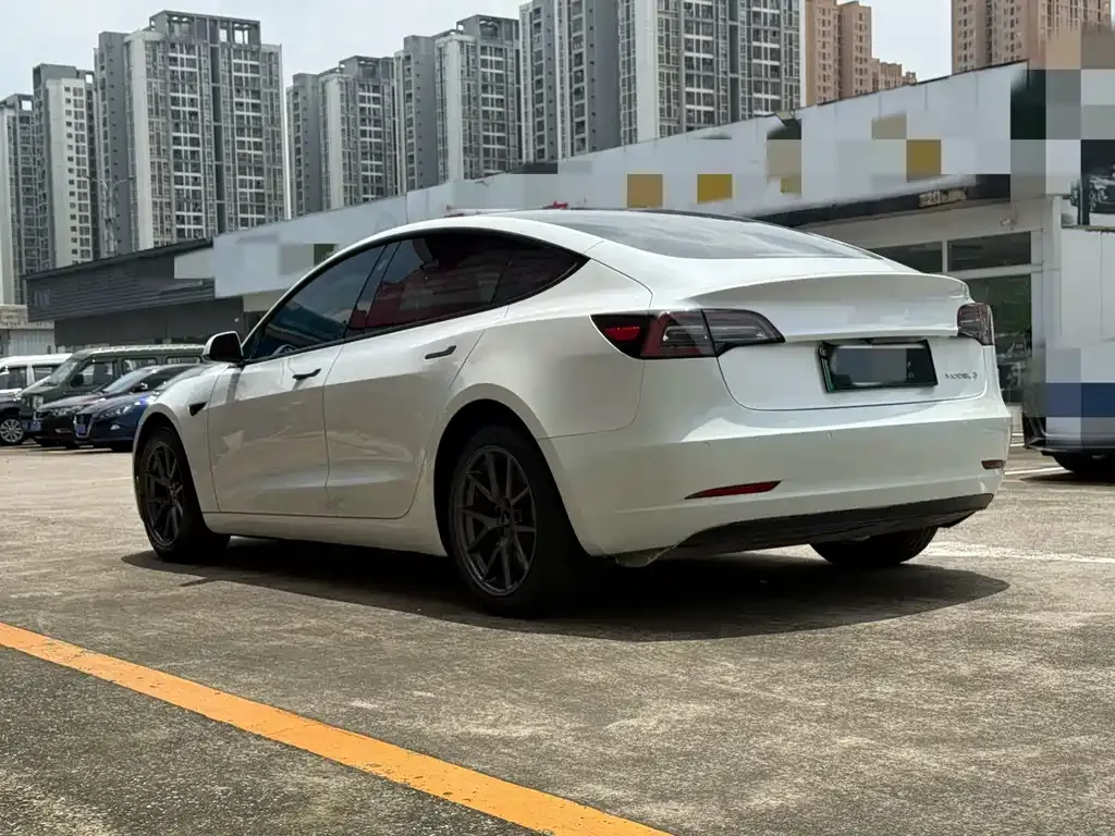 Tesla Model 3 — фото 10