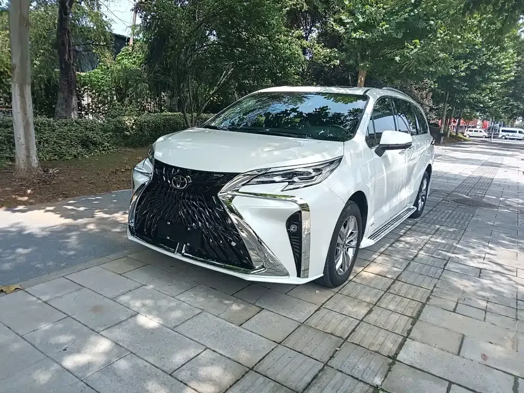 Toyota Sienna — фото 1