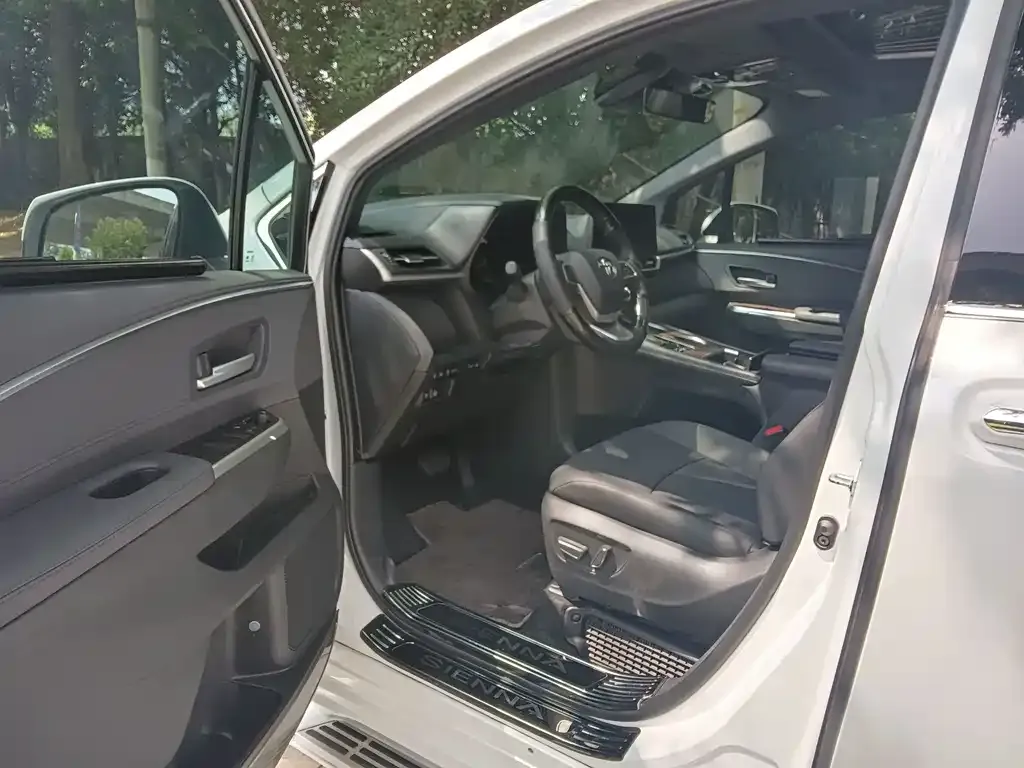 Toyota Sienna — фото 2