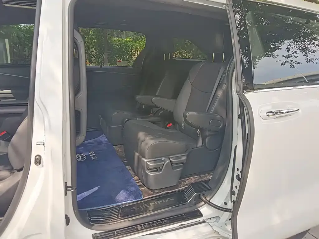 Toyota Sienna — фото 3