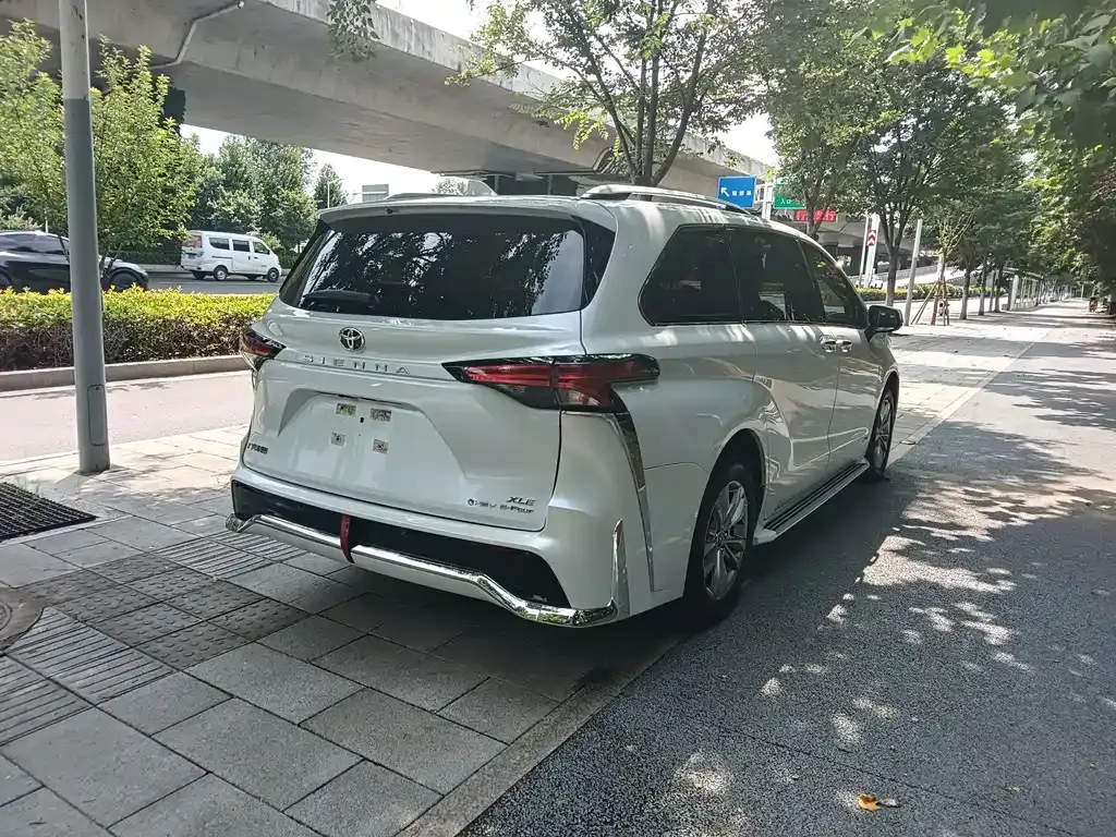 Toyota Sienna — фото 6