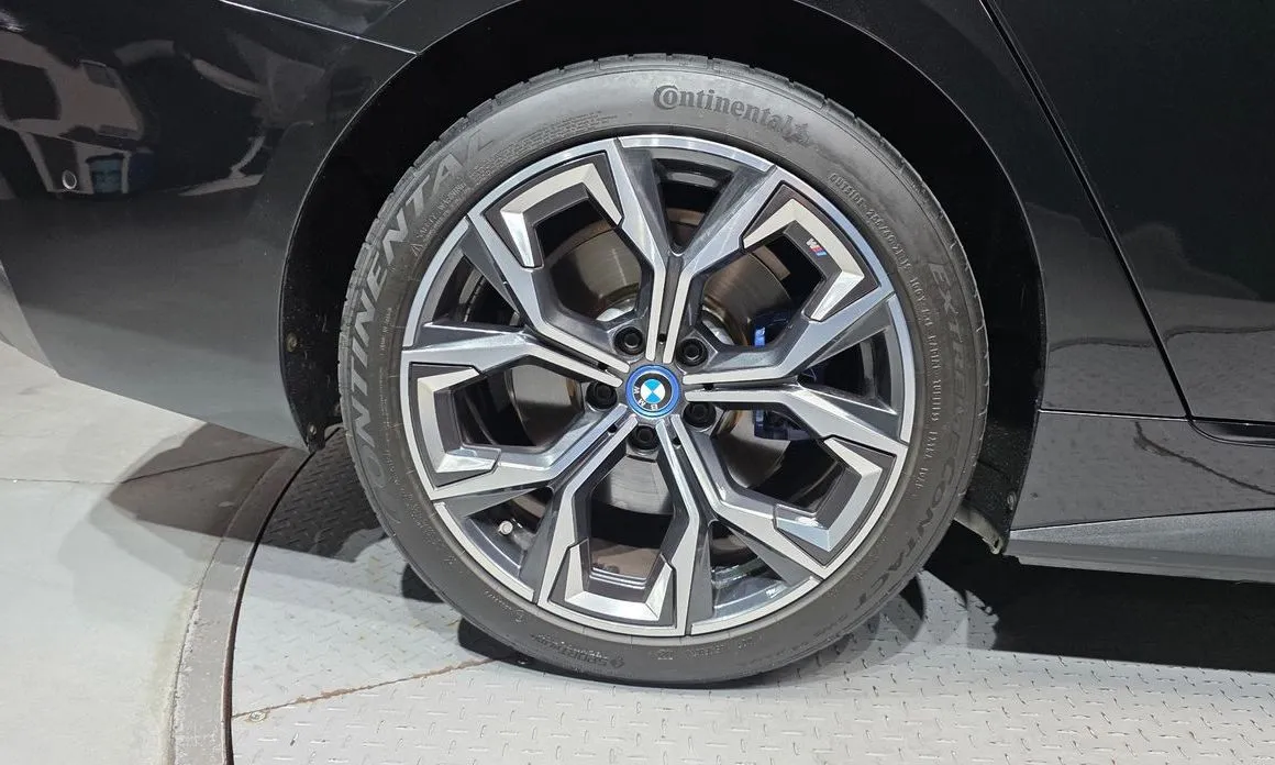 BMW i4 — фото 10