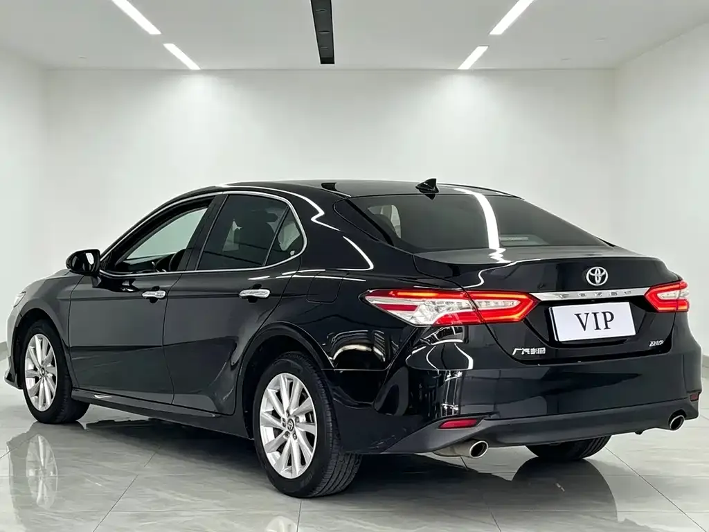 Toyota Camry — фото 5