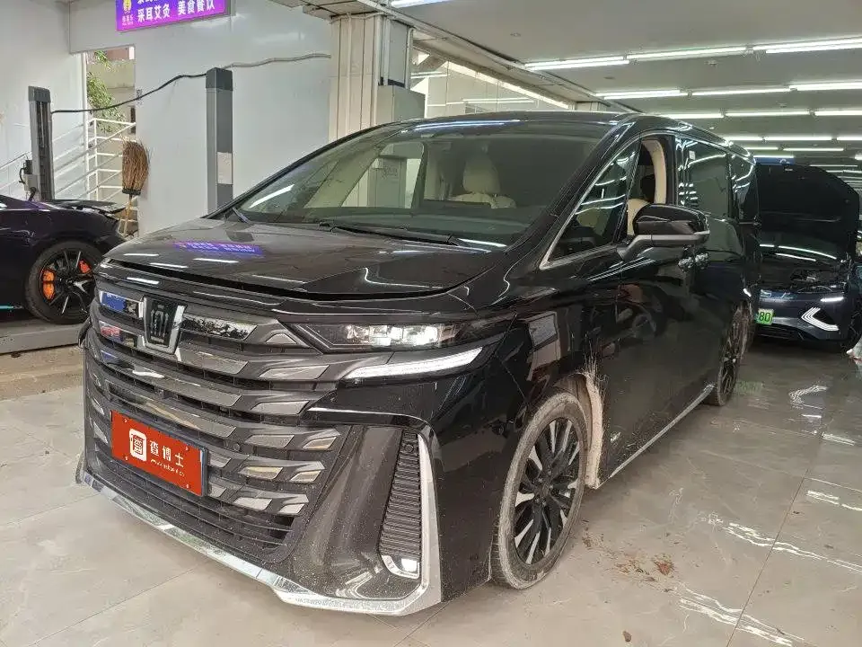 Toyota Vellfire — фото 1