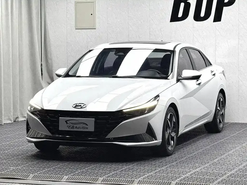 Hyundai Elantra — фото 1