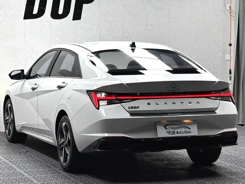 Hyundai Elantra — фото 9