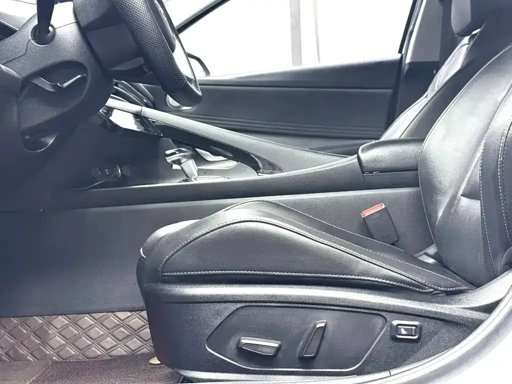 Hyundai Elantra — фото 2