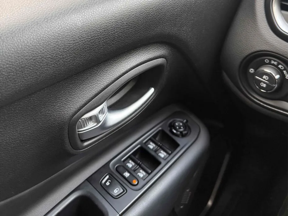 Jeep Renegade — фото 4