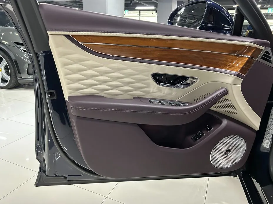 Bentley Flying Spur — фото 10