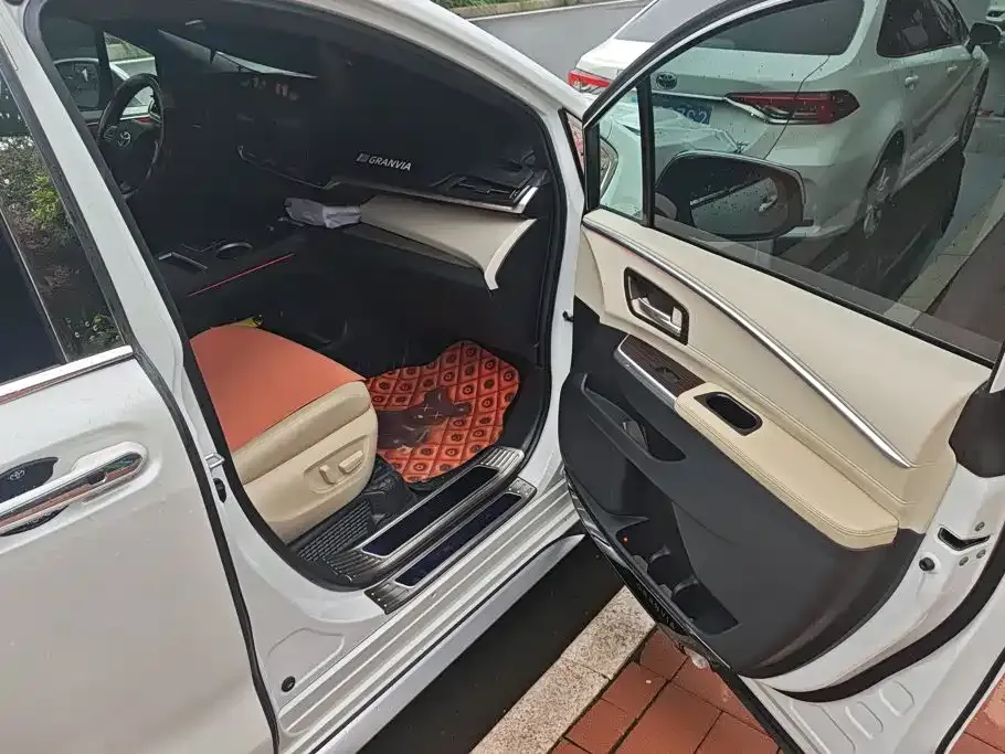 Toyota Granvia — фото 9