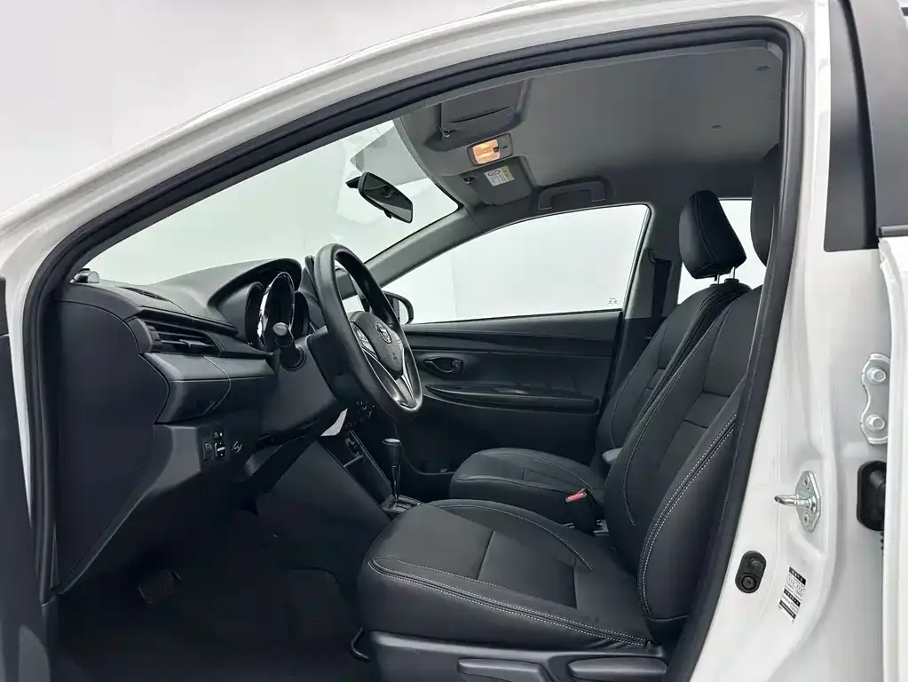 Toyota Yaris L — фото 7