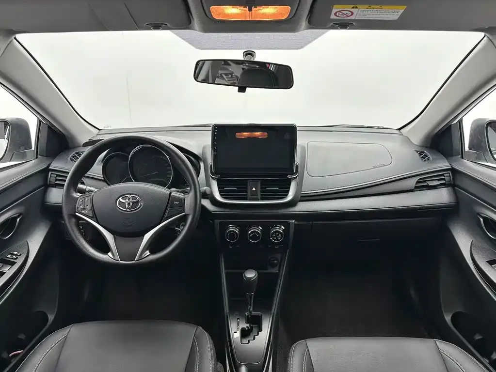 Toyota Yaris L — фото 10