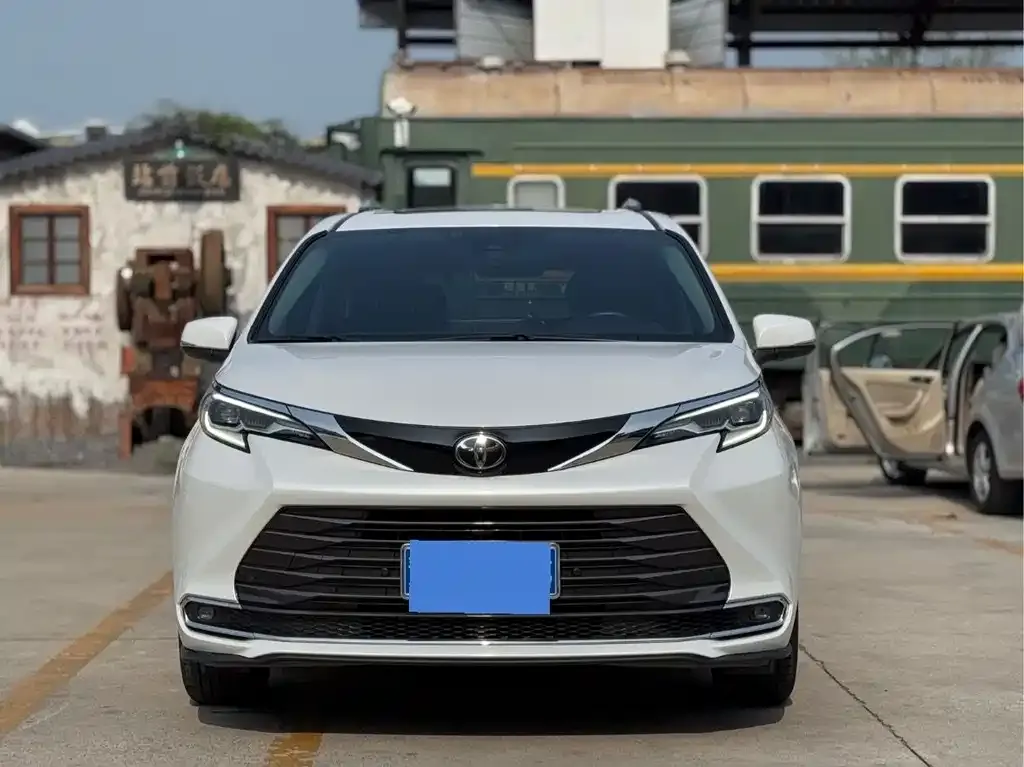 Toyota Sienna — фото 4