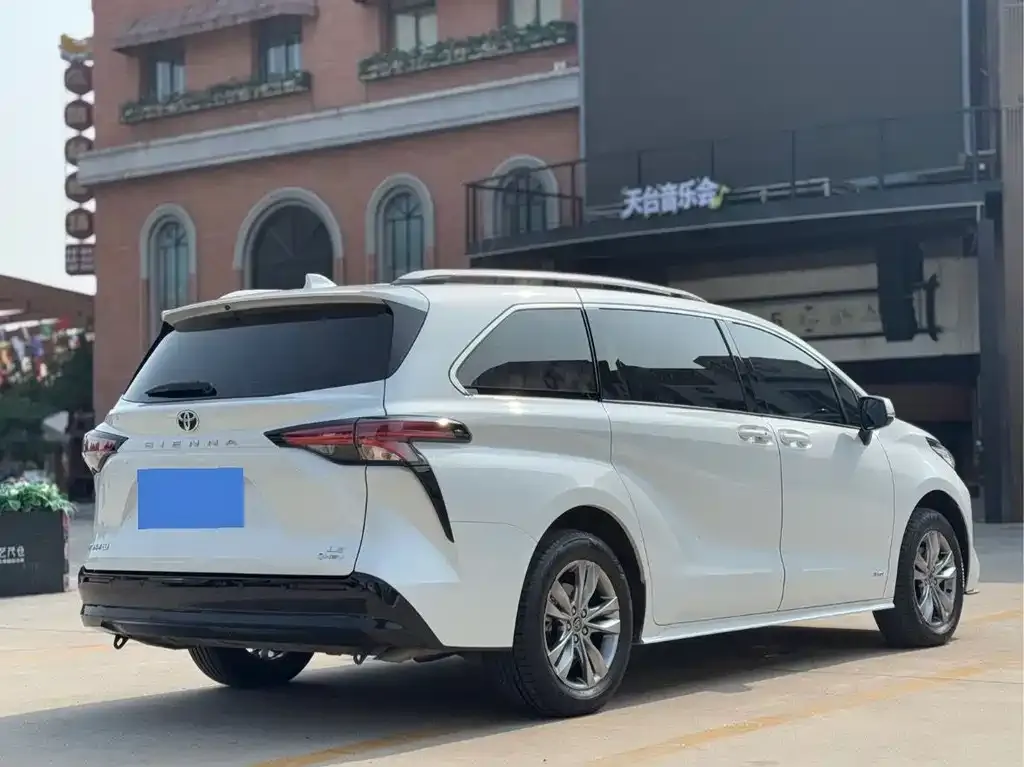 Toyota Sienna — фото 2