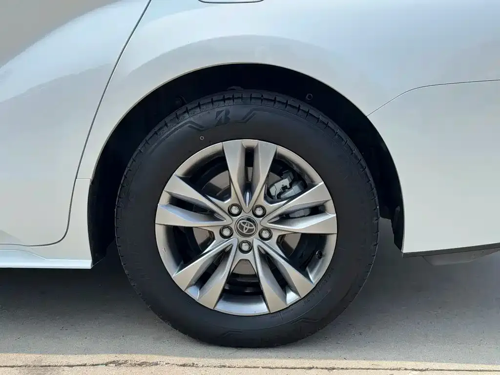 Toyota Sienna — фото 8