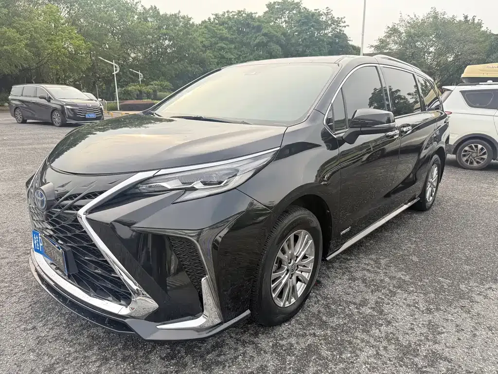 Toyota Sienna — фото 1