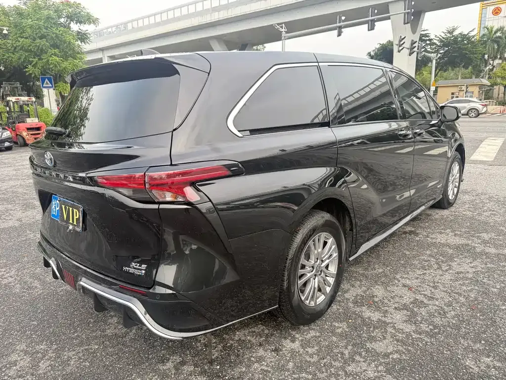 Toyota Sienna — фото 10