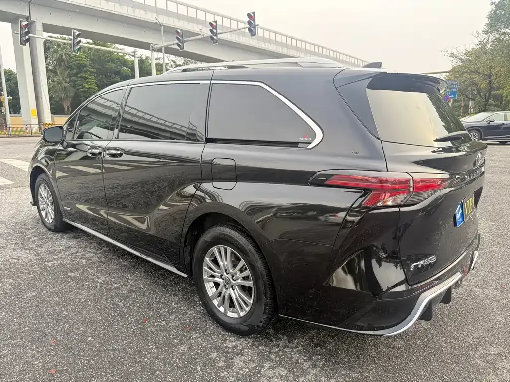 Toyota Sienna — фото 7