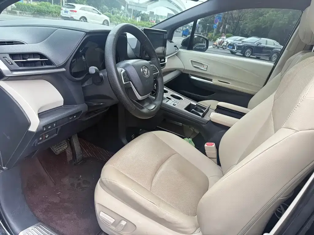Toyota Sienna — фото 4