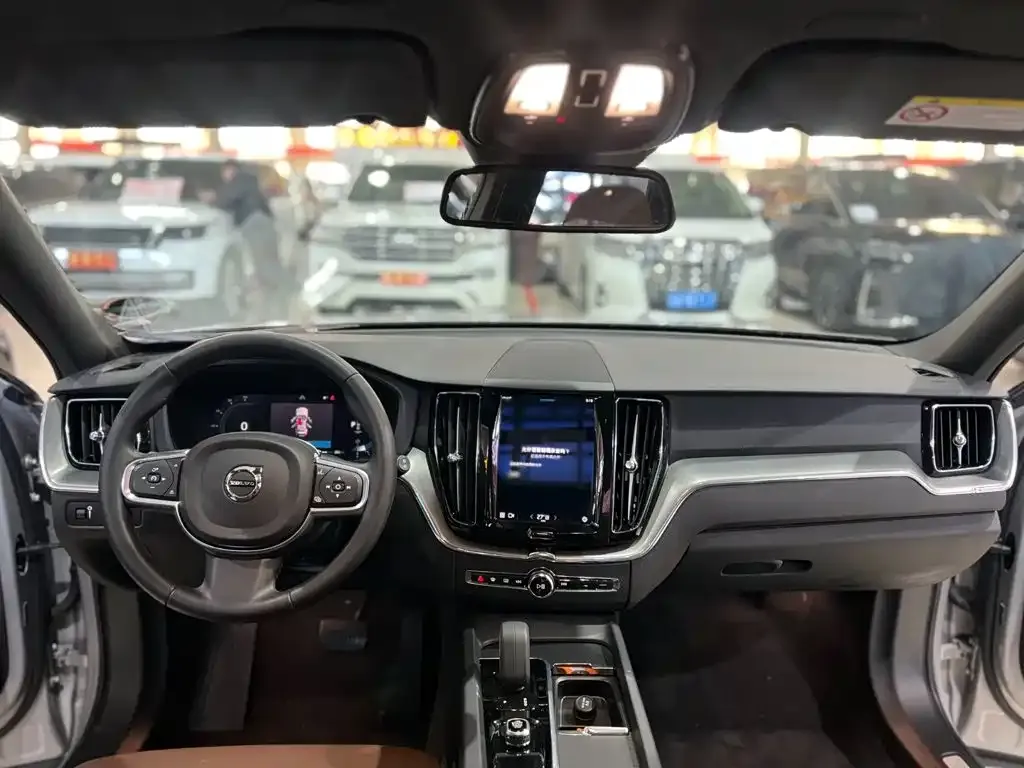 Volvo XC60 — фото 10