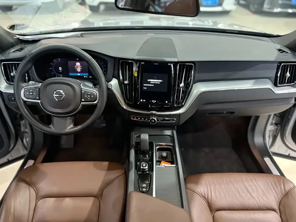 Volvo XC60 — фото 9