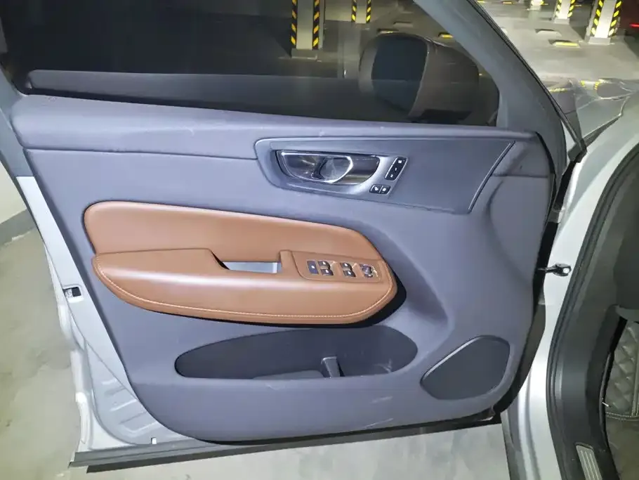 Volvo XC60 — фото 9