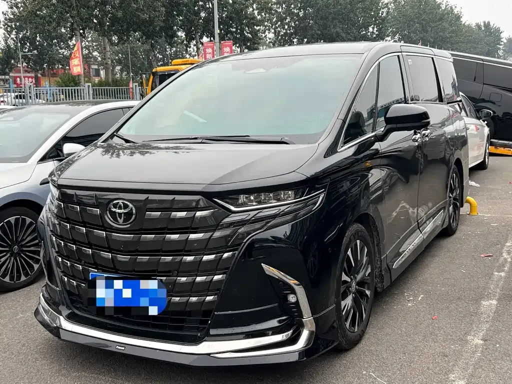 Toyota Alphard — фото 1