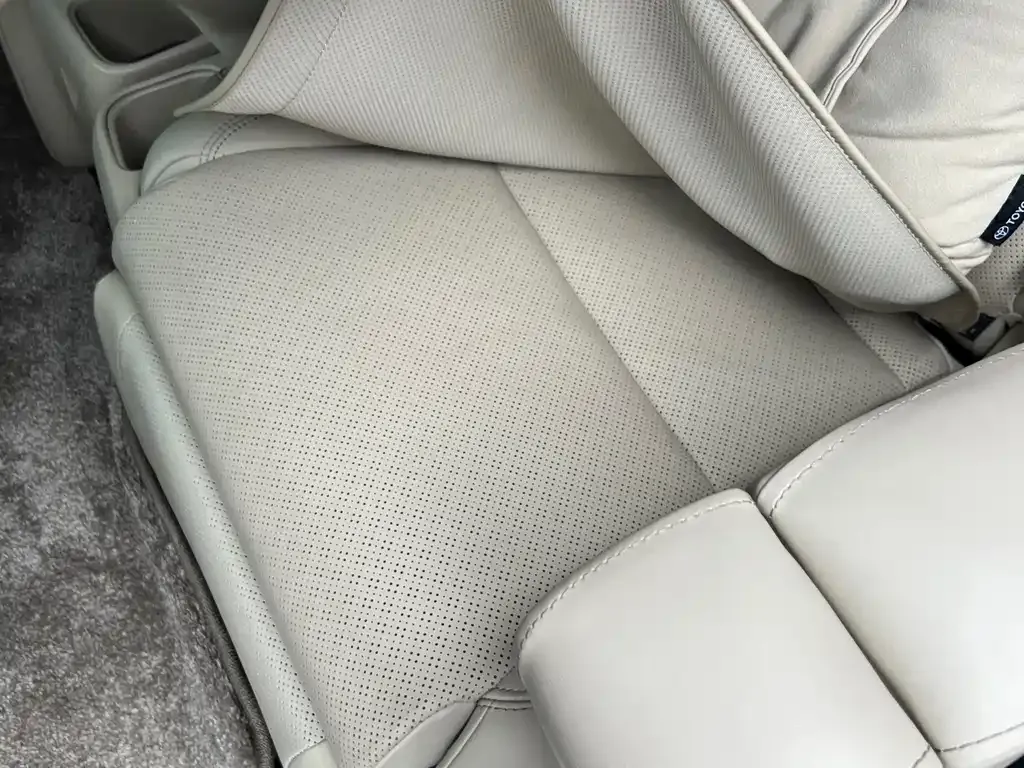 Toyota Alphard — фото 4