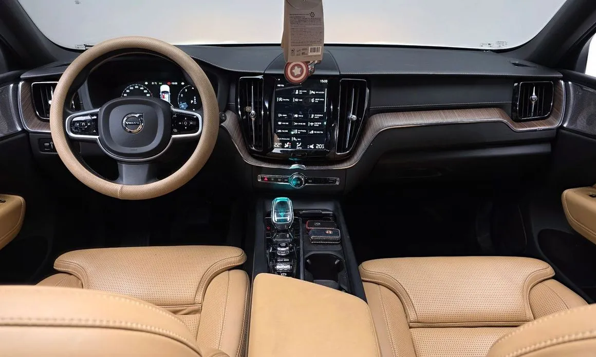 Volvo XC60 — фото 9